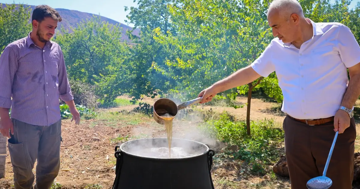 Pütürge de üzümler pekmeze dönüşüyor