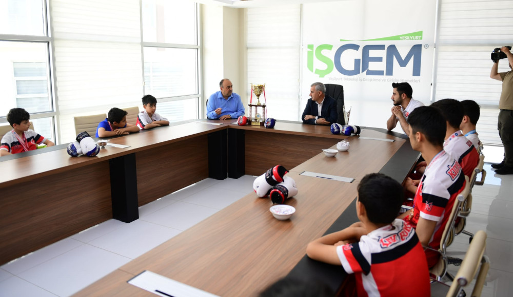  Çınar, Yeşilyurt Belediyespor Kick-Boks Takımının Şampiyon Sporcularını Ağırladı