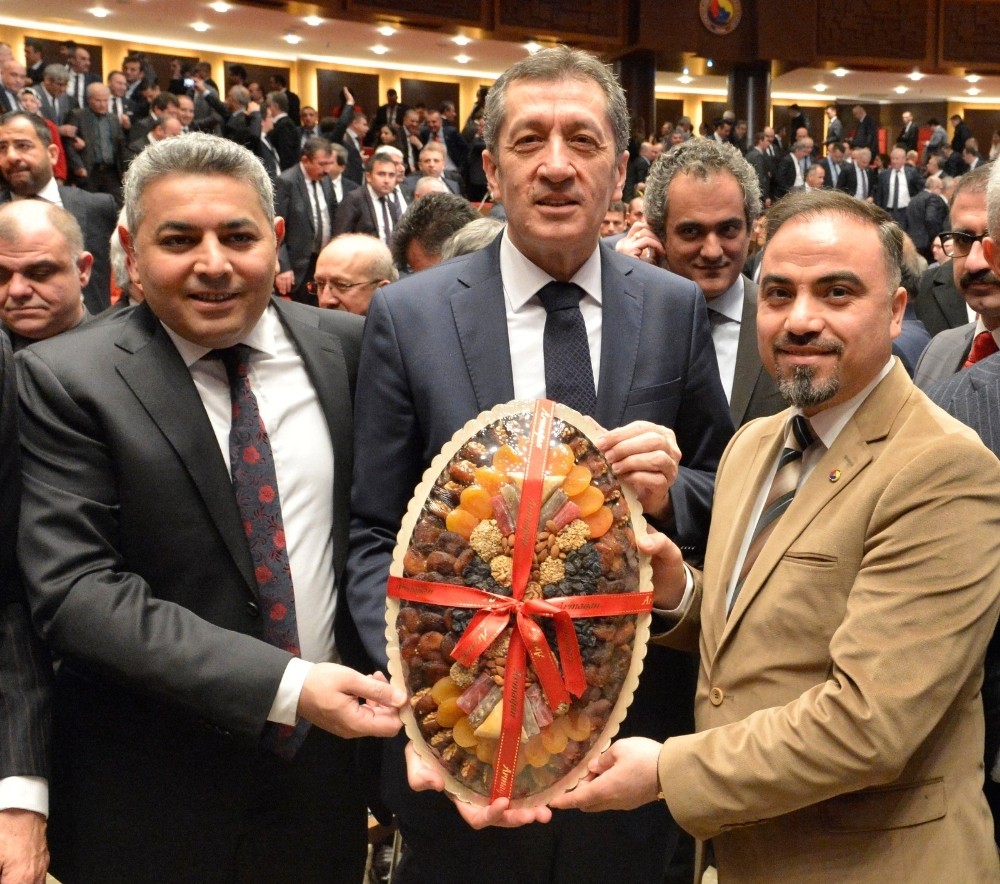 Milli Eğitim Bakanı Selçuk’a Malatya kayısısı hediye edildi
