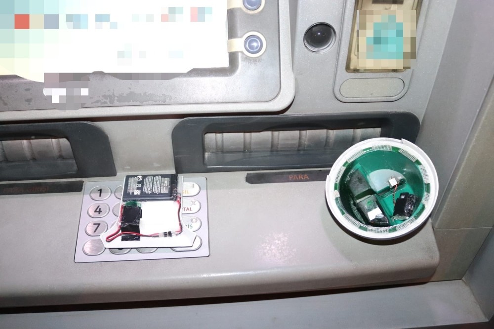 ATM’ye kart kopyalama düzeneği yerleştiren 2 kişi tutuklandı
