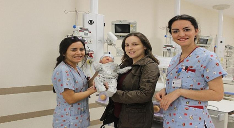 Bağırsakları göğsünde olan bebek hayata tutundu