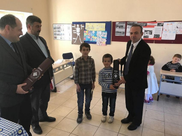Kaymakam Öner, Kırtıklı çocukları sevindirdi