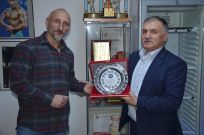 Şampiyon üyesini plaketle ödüllendirdi