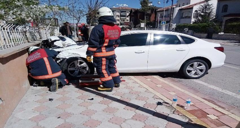 Direksiyon başında kalp krizi geçiren sürücü 3 araca çarptı