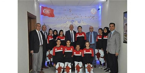 İl Milli Eğitim Müdürü Osman Elmalı Türkiye Şampiyonlarını Ödüllendirdi