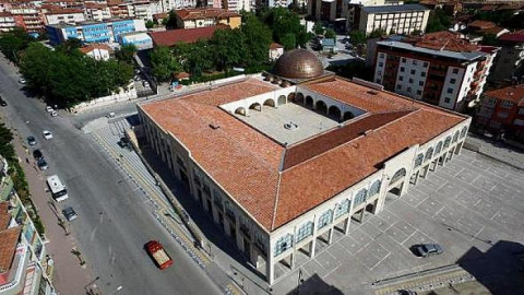 Kernek Külliyesi'nin iç avlusunun üstü kapatılıyor
