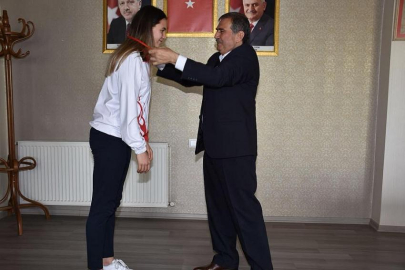 Başkan Avcu şampiyon sporcuya ödül verdi