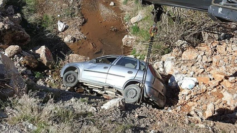 17 metreden otomobiliyle aşağı uçan hemşire, kendi araçtan çıktı