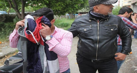 AMATEM'den kaçan bağımlıyı polis eroin kullanırken yakaladı