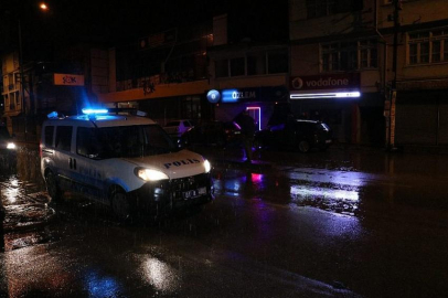 Bar önündeki silahlı kavgada bir kadın vurularak ağır yaralandı