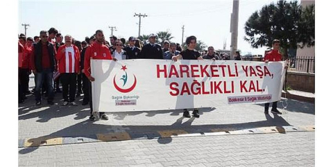 Her yaştan vatandaşlar sağlık için yürüdü