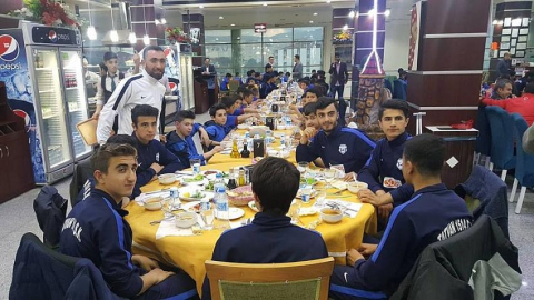 Minik sporcular yemekte bir araya geldi