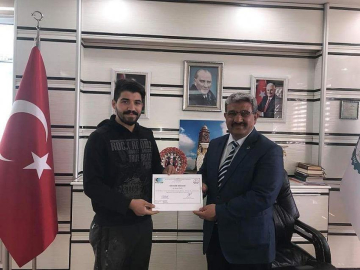 'Uygulamalı girişimcilik' kursunu bitiren kursiyerlere belge