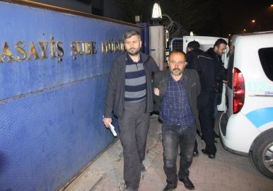 Motosikletli rögar kapağı hırsızları kovalamaca sonucu yakalandı