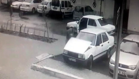 Aracın aküsünü sökerek çaldı, kameralara yakalandı