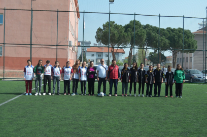 Kız öğrencilerin futbol turnuvası nefes kesti