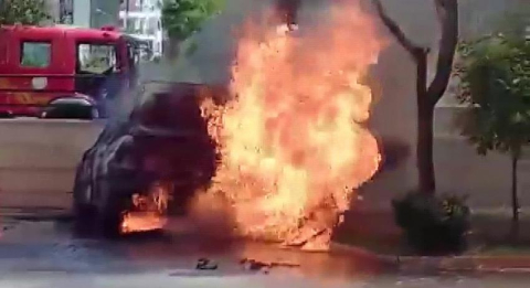Kontağı çevirdiği sırada otomobil alev alev yandı