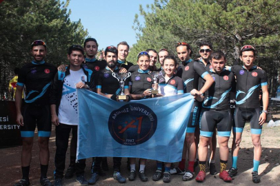 AÜ’lü genç pedallar birincilik kupasıyla döndü
