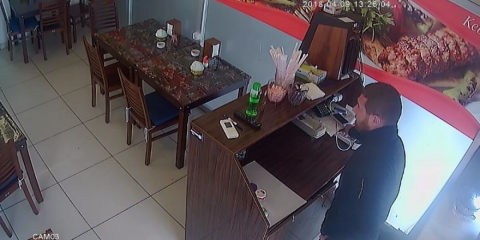 Saniyeler içinde gerçekleşen hırsızlık güvenlik kamerasında