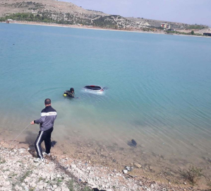 Gölete uçan arabadan kendi imkanları ile çıktılar
