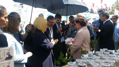  Emine Erdoğan Arapgir standını ziyaret etti 