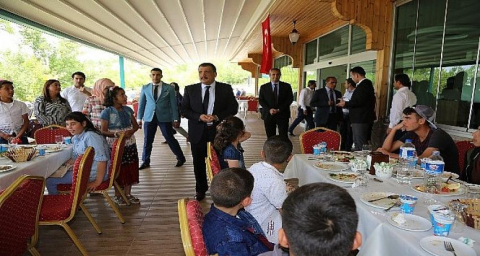 Başkan Gürkan Suriyeli çocukları ağırladı