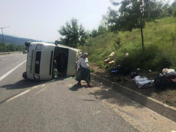 Malatya'da minibüs yoldan çıkarak devrildi 13 Yaralı