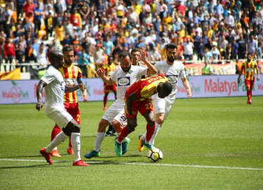 Mücadelenin ilk yarısı golsüz eşitlikle tamamlandı