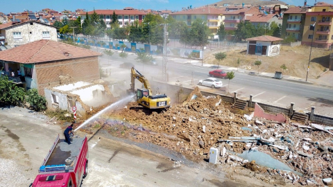 Selçuklu Mahallesinde yolda kalan üç yapının yıkımı gerçekleşti
