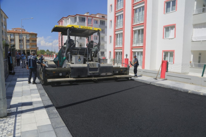 Göztepe Mahallesi’nde sıcak asfalt serimi devam ediyor
