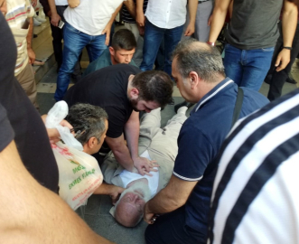 Sokak ortasında kalp krizi geçirdi
