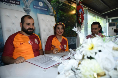 Fanatik çift nikah masasına Galatasaray formasıyla oturdu
