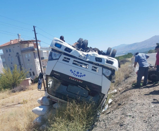 Saman yüklü kamyon devrildi: 1 yaralı
