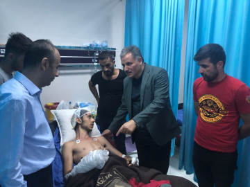 Çakır, yaralanan taraftarı hastanede ziyaret etti
