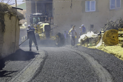 Battalgazi Belediyesi sıcak asfalt çalışmalarına devam ediyor
