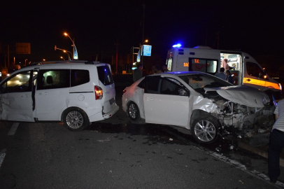 İki otomobil çarpıştı: 4 yaralı
