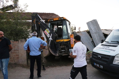 Kepçe eve girdi, avludakileri ezdi: 1 ölü, 2 yaralı
