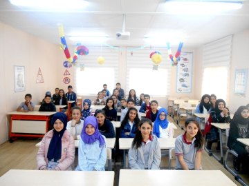 Öğrencilere uygulamalı trafik eğitimi veriliyor
