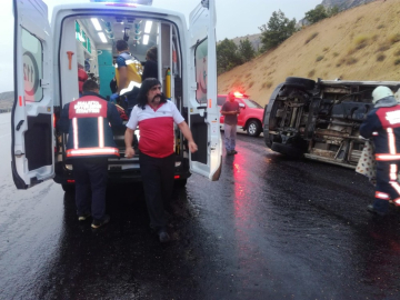 Tarım işçilerini taşıyan minibüs devrildi: 7 yaralı
