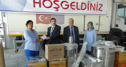 Genç çiftçilere arı ve malzeme dağıtımı
