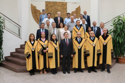 Unvanda yükselen akademisyenlere cübbeleri giydirildi
