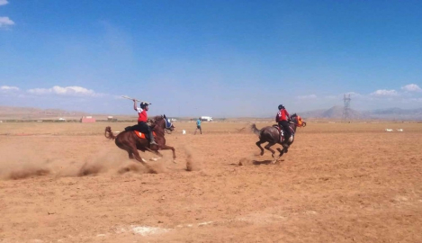 Yazıhan’da atlı cirit heyecanı
