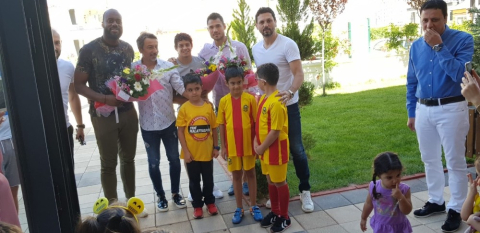 Evkur Yeni Malatyasporlu futbolcular öğrencilerle bir araya geldi
