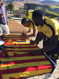 Evkur Yeni Malatyaspor taraftarından imzalı formalara büyük ilgi
