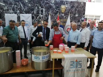 Malatya büro memur sen tarafından aşure dağıtıldı
