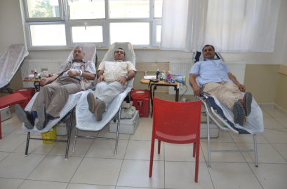 Öğretmenler ve velilerden kan bağışı

