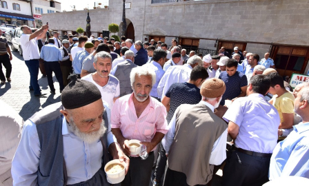 Vatandaşlara cuma namazı çıkışı aşure ikramı yapıldı

