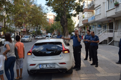 Otomobilde bırakılan küçük çocuk polisi alarma geçirdi
