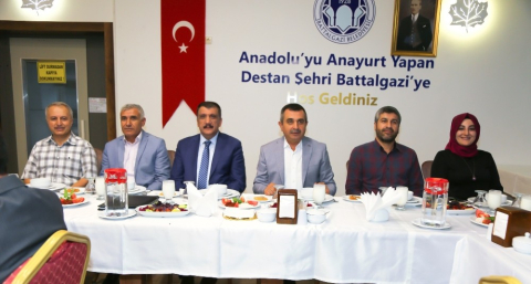 Gürkan, AK Parti yeni il yönetimi ile bir araya geldi
