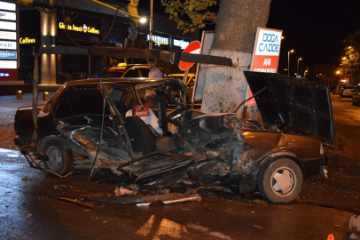 İkiye bölünen otomobilden sağ çıktılar
